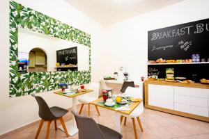奧羅塞伊的住宿－Casa Mian - Bed and Breakfast，一间带桌椅和黑板的用餐室
