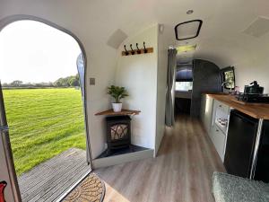 uma vista interior de uma caravana com uma cozinha e uma lareira em Retro Staycations em Ryde