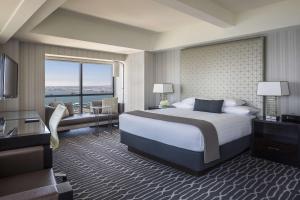 pokój hotelowy z dużym łóżkiem i dużym oknem w obiekcie Manchester Grand Hyatt San Diego w mieście San Diego