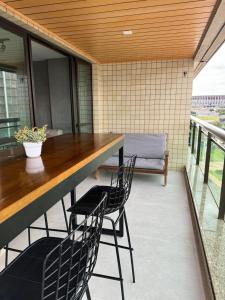 a balcony with chairs and a table and a bench at Luxuoso Studio particular reformado no Grand Mercure in Brasilia