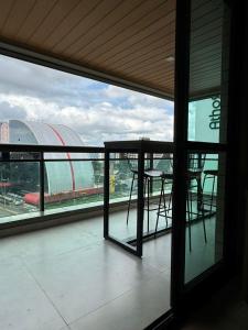 einen Balkon mit einem Tisch und Stühlen in einem Gebäude in der Unterkunft Luxuoso Studio particular reformado no Grand Mercure in Brasilia