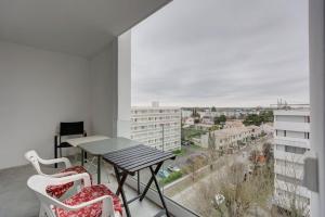 d'un balcon avec une table, des chaises et une fenêtre. dans l'établissement GuestReady - 2 BR with Terrace near Bordeaux, à Le Bouscat