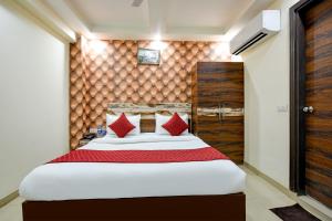 Postelja oz. postelje v sobi nastanitve Grand Empire Suites By Delhi Airport