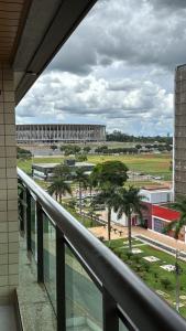 uma vista a partir da varanda de um edifício em Luxuoso Studio particular reformado no Grand Mercure em Brasília