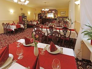 Reštaurácia alebo iné gastronomické zariadenie v ubytovaní Hotel Mignon