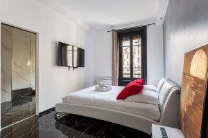 um quarto com uma cama com almofadas vermelhas e uma janela em Hamac Suites-Suite les Brotteaux em Lyon