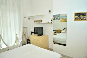 TV a/nebo společenská místnost v ubytování Frisio Reef Apartment- Sea View