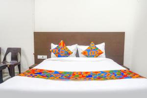 Postel nebo postele na pokoji v ubytování FabHotel Om Sai - Nr Nashik Railway Station