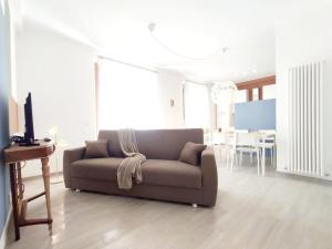 uma sala de estar com um sofá e uma sala de jantar em Ampio e nuovissimo Trilocale 6 pax centrale em San Benedetto del Tronto
