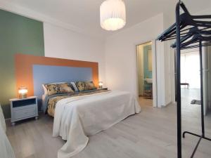 um quarto com uma cama grande num quarto em Ampio e nuovissimo Trilocale 6 pax centrale em San Benedetto del Tronto