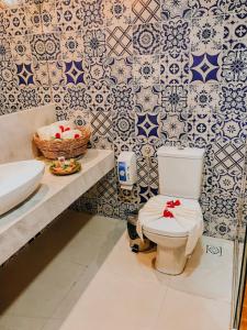 a bathroom with a toilet and a sink at Villa Pantai Milagres Exclusive Hotel in São Miguel dos Milagres