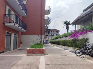 uma rua com edifícios e bicicletas estacionadas no passeio em Ampio e nuovissimo Trilocale 6 pax centrale em San Benedetto del Tronto