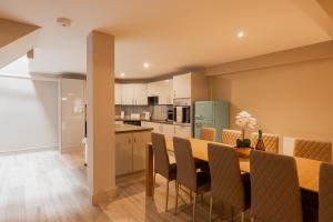 TarvinにあるNewly Renovated 4 bed in Tarvin, Near Chester - Sleeps up to 15のキッチン、ダイニングルーム(テーブル、椅子付)