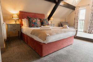 um quarto com uma cama grande num quarto em Newly Renovated 4 bed in Tarvin, Near Chester - Sleeps up to 15 em Tarvin