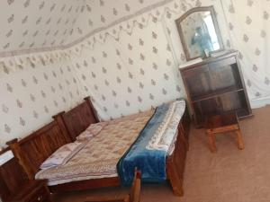 Postel nebo postele na pokoji v ubytování raju shing desert safari