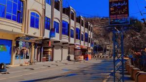 une rue vide dans une ville avec un bâtiment dans l'établissement BABAR HOTEL And RESTAURANT, à Swat