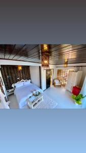 聖米格爾－杜斯米拉格里斯的住宿－Villa Pantai Milagres Exclusive Hotel，一间大卧室,配有一张床铺和一张桌子