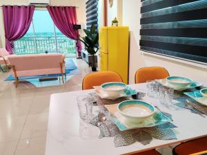 een eetkamer met een tafel met borden en glazen bij Pavilionvillie M1T692 by irainbow in Ipoh