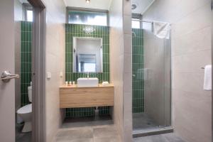 a bathroom with a sink and a shower at Nightcap at Ferntree Gully Hotel Motel in Fern Tree Gully