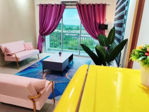 sala de estar con mesa amarilla y ventana grande en Pavilionvillie M1T692 by irainbow en Ipoh