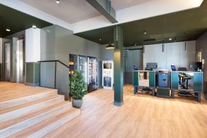 Il comprend un salon avec un escalier et une cuisine. dans l'établissement B&B HOTEL Valencia Aeropuerto, à Paterna