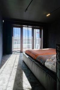 Una cama o camas en una habitación de Luxury House at Xanadu Residence