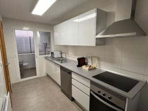 eine Küche mit weißen Schränken und einer Arbeitsplatte in der Unterkunft Cardenas Home Azabache in Santa Fe