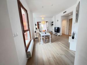 ein Wohnzimmer mit Tisch und ein Esszimmer in der Unterkunft Apt Diamante El Valle Golf in Baños y Mendigo