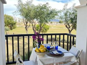 ein Tisch mit einer Obstschale auf einem Balkon in der Unterkunft Apt Diamante El Valle Golf in Baños y Mendigo