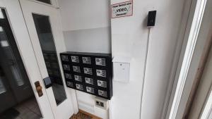 un ascensor en un edificio con un cartel en Am Lindenhof - Self Check-In Hotel, en Hannover