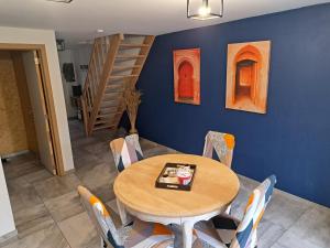 comedor con mesa de madera y sillas en Charmante maison Ardennaise, en Hampteau