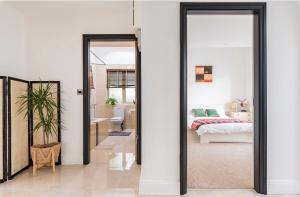 1 dormitorio y sala de estar con espejo. en Private bedroom with bath easy to city center en Dublín
