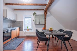 cocina y comedor con mesa y sillas en Gästehaus Remo, en Hermagor