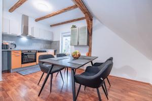 cocina y comedor con mesa y sillas en Gästehaus Remo, en Hermagor
