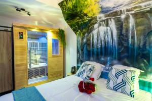a bedroom with a bed with flowers on it at Le temps d'un rêve - Escapade romantique in Abbeville