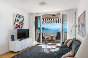 salon z kanapą i telewizorem w obiekcie Luxury residence Adriatic Pearl w Splicie