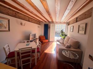 a living room with a couch and a table at La Redonda Catedral Ascensor by Apartamentos Logrono in Logroño +14 photos