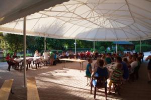 le Camping Des 3 Lacs tesisinde bir restoran veya yemek mekanı