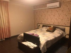 Un dormitorio con una cama con una caja encima. en Rose garden, en Batovo