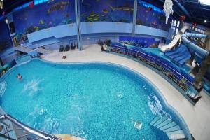 an overhead view of a swimming pool at Aquapark Hotel & Villas in Yerevan