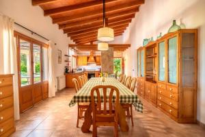 eine Küche und ein Esszimmer mit einem Tisch und Stühlen in der Unterkunft Villa Can Gosp in Alcúdia
