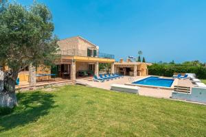 eine Villa mit einem Pool und einem Haus in der Unterkunft Villa Can Gosp in Alcúdia