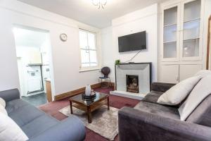 uma sala de estar com dois sofás e uma lareira em May Disc - Long Stay - Contractors em Swindon