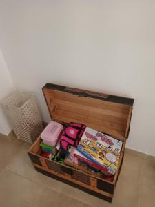 Una caja de madera con algunos juguetes. en Alma Mudéjar Casa Rural en Munébrega