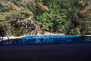 Sundlaugin á 横川温泉湯殿ととのゆ eða í nágrenninu