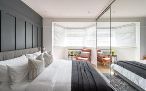 1 Schlafzimmer mit einem großen Bett und einem Esszimmer in der Unterkunft Large Luxury 5 Bedroom Solihull House, Sleeps 9 - Close to NEC, Birmingham BHX Airport in Solihull