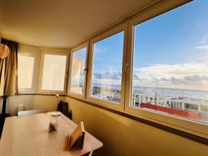 um quarto com uma mesa e vista para o oceano em The Sun - by Caparica Villas em Costa da Caparica