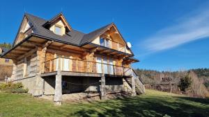 Cabaña de madera con techo negro en HUBA- góralski dom, en Huba