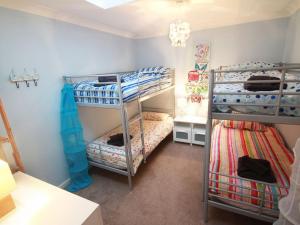 ein kleines Zimmer mit 2 Etagenbetten. in der Unterkunft Oyster Cove in Croyde