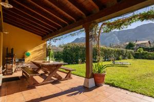 eine Terrasse mit einem Tisch und Blick auf einen Hof in der Unterkunft Casa ideal para familia en Ribadesella Africa in Cuerres